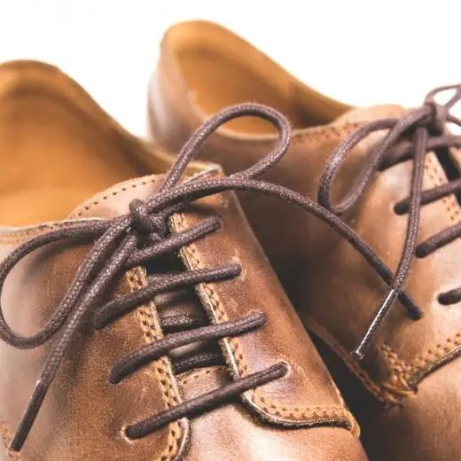 Detalhe de sapatos de couro com cadarço